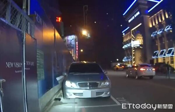 ▲▼違停男子見警立即丟棄毒包被盤查。(圖/民眾提供,下同)