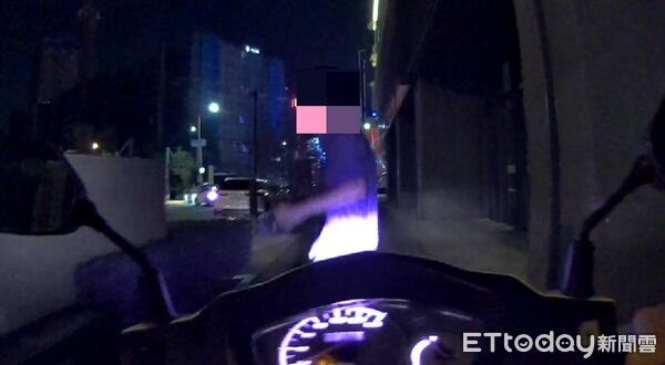 ▲▼違停男子見警立即丟棄毒包被盤查。(圖/民眾提供,下同)