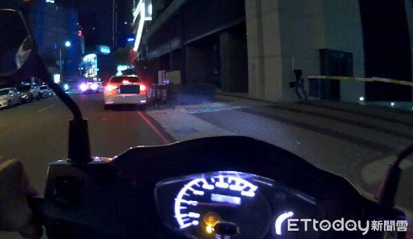 ▲▼違停男子見警立即丟棄毒包被盤查。(圖/民眾提供,下同)