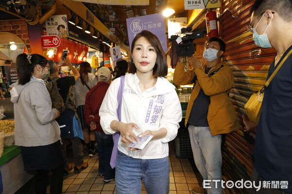 ▲▼前三立記者馬郁雯4日正式宣布參加台北市中正萬華區台北市議員民進黨內初選提名,並找來萬華出身的前立委段宜康陪同,一起去龍山寺拜廟,並在週邊市場掃街拜票。(圖/記者湯興漢攝)