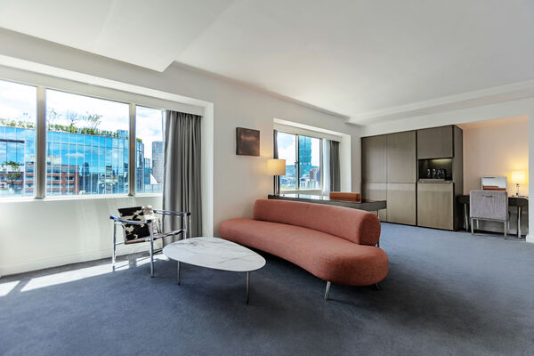 ▲「全民普發現金一萬元」將自明(5日)起開放官網線上登記,北市各大飯店齊聚推出「全民普發住房專案」。(圖/觀傳局提供)