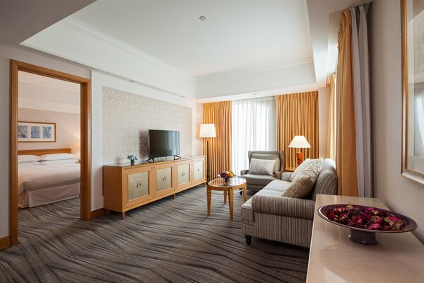 ▲瓏山林台北中和飯店囍藏綻禮住宿券7999元/張,入住高樓層、雙面採光的19坪套房,並享有法式甜點與氣泡酒迎賓禮。(圖/業者提供)