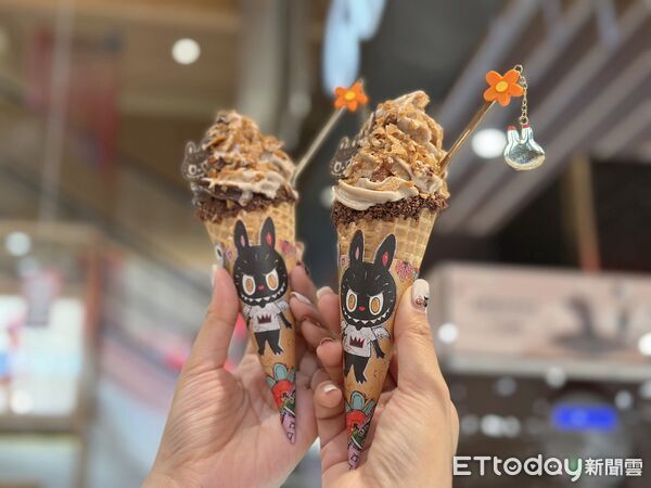 ▲▼GODIVA推出LABUBU聯名霜淇淋、飲品系列。(圖/記者蕭筠攝)