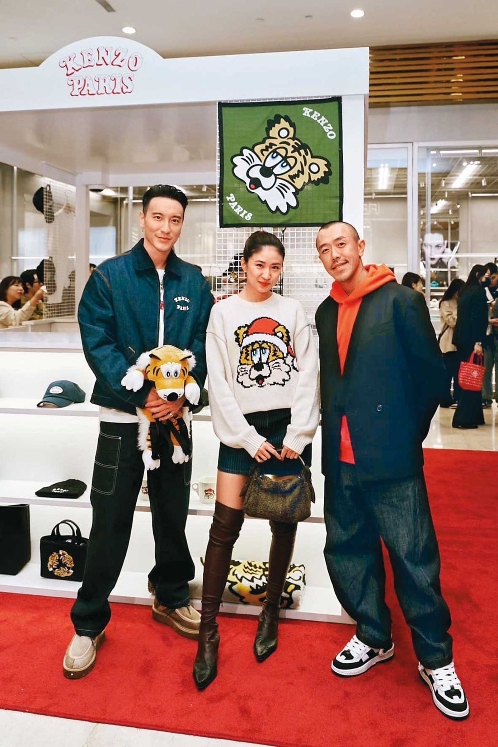 洪惇學(右)舉辦聯名商品發表活動,藝人王陽明(左)出席站台。(翻攝洪惇學臉書)