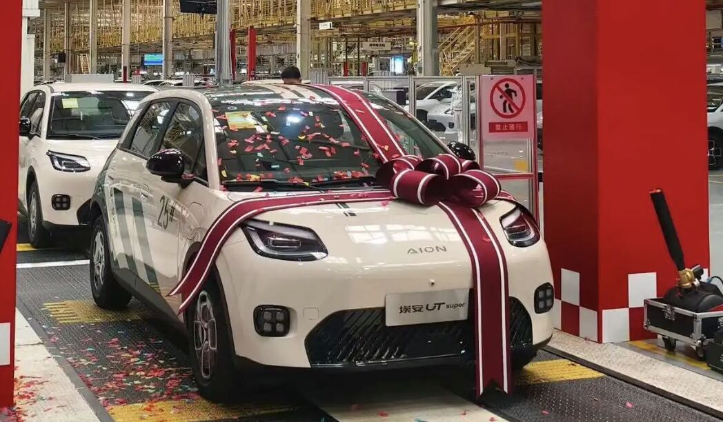 ▲京東與寧德時代、廣汽集團合作的首輛「國民好車」埃安UT super正式出廠。(圖/翻攝微博)
