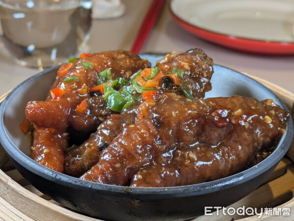 ▲▼米其林一星餐廳推新品牌「三點三」 道地港點168元起。(圖/記者黃士原攝)