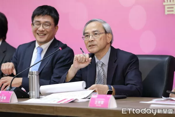 ▲財政部舉行「全民+1政府相挺」普發現金記者會,財政部次長阮清華(圖右)說明發放細節。(圖/記者湯興漢攝)