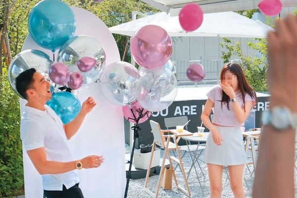 去年5月,賴弘國(左)才舉辦派對,揭曉老婆Alice(右)第二胎懷了女兒。(翻攝自賴弘國IG)