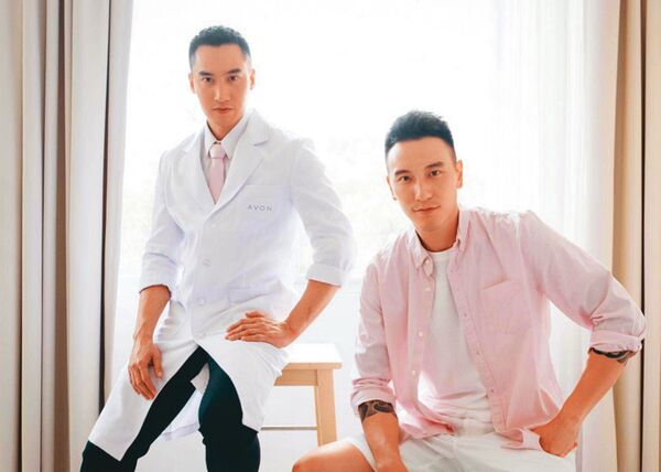 賴弘國(左)有「醫界王陽明」之稱,還曾和本尊(右)一起出席活動。(翻攝自賴弘國IG)