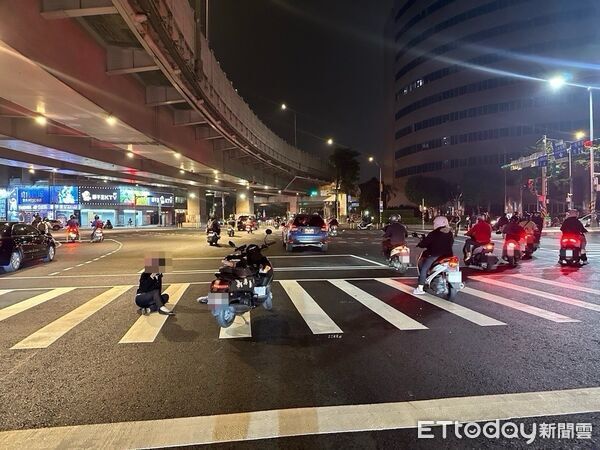 ▲3日晚間邱女騎車行經北市公館圓環遭另部機車擦撞倒地骨折,肇事者逃逸。(圖/記者張君豪翻攝)