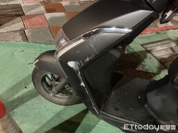 ▲3日晚間邱女騎車行經北市公館圓環遭另部機車擦撞倒地骨折,肇事者逃逸。(圖/記者張君豪翻攝)