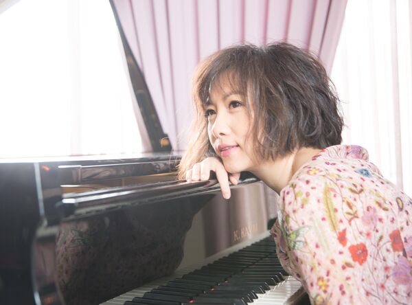 ▲▼ 阮丹青特別獻唱給天上的好友坣娜。(圖/羅藝 x 阮丹青工作室提供)