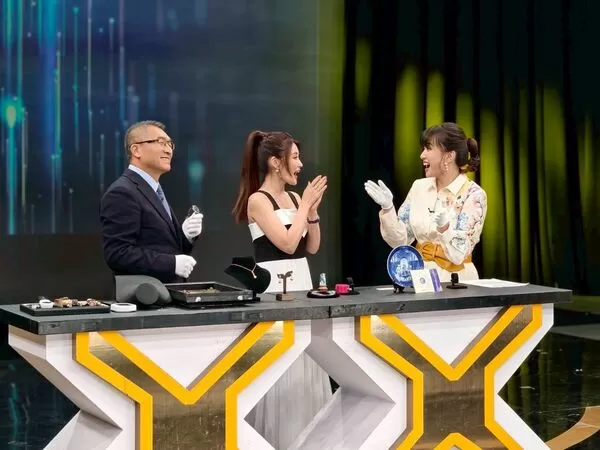 ▲麻衣(中)上節目鑑寶。(圖/JET)