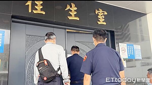 ▲國道一隊員警今天下午帶國道客運肇事的鄭姓駕駛在林口長庚醫院陪同檢察官相驗說明案情。(圖/記者沈繼昌翻攝)