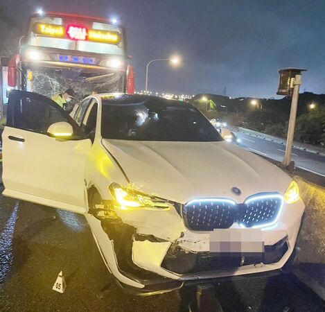 ▲國道一隊員警昨晚在五楊高架桃園南向路段發生國道客運撞上前方事故車,圖為被撞擊的BMW轎車。(資料照/國道一隊提供)