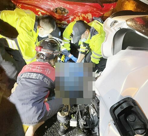 ▲國道一隊員警昨晚在五楊高架桃園南向路段發生國道客運撞上前方事故車,國道警方與救護人員搶救受困女駕駛。(資料照/國道一隊提供)