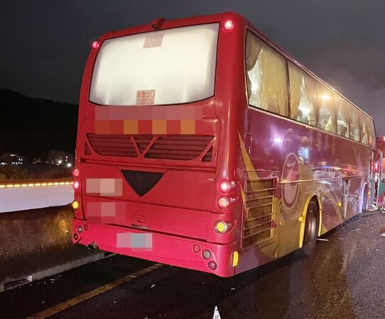 ▲國道一隊員警昨晚在五楊高架桃園南向路段發生國道客運撞上前方事故車,圖為肇事的國道客運。(資料照/國道一隊提供)