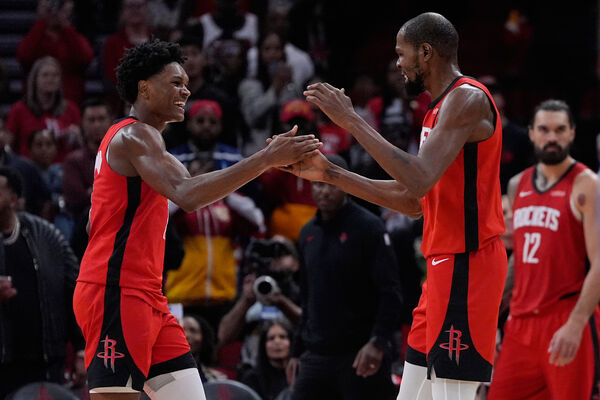 ▲火箭湯普森、杜蘭特強勢出擊,喜迎4連勝、獨行俠狀元「旗子哥」弗拉格決勝期遭對手封阻。(圖/達志影像/美聯社)