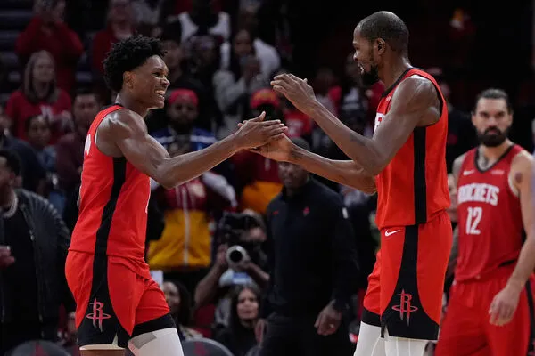 ▲火箭湯普森、杜蘭特強勢出擊,喜迎4連勝、獨行俠狀元「旗子哥」弗拉格決勝期遭對手封阻。(圖/達志影像/美聯社)