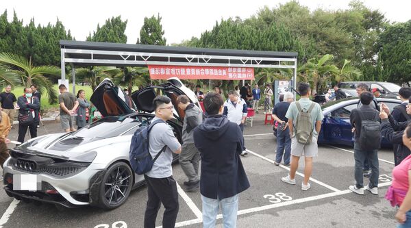 ▲桃園地檢署與桃園分署今天上午舉辦「黃金超跑聯合拍賣會」,其中麥拉倫超跑與特斯拉電動轎車吸引許多民眾圍觀。(圖/桃園分署提供)