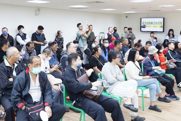 ▲桃園地檢署與桃園分署今天上午舉辦「黃金超跑聯合拍賣會」,黃金條塊拍賣吸引大批民眾到場競標。(圖/桃園分署提供)