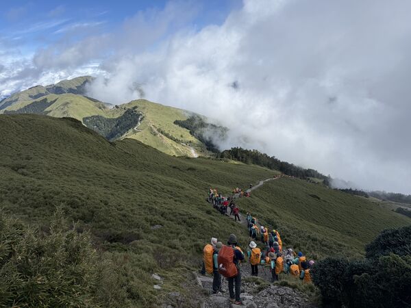 ▲▼康橋安排學生登山活動。(圖/翻攝臉書)