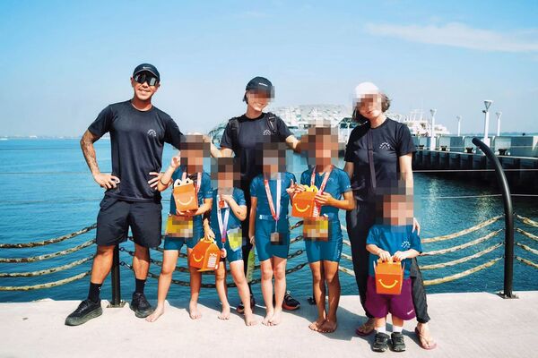 洪惇學(左1)與妻子育有3名子女,還與小三及小四生下1子、1女。(翻攝洪惇學臉書)