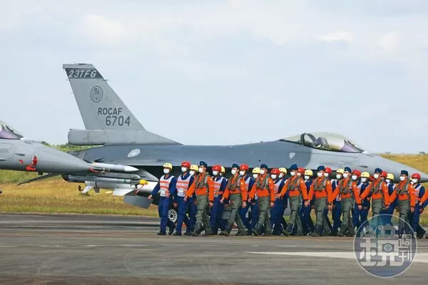 一名空軍士官被妻子抓包偷吃女同事後,竟希望妻子與小三共事一夫。圖為示意圖。