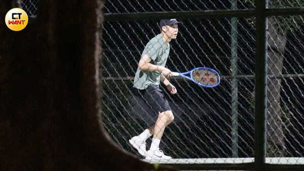 多人運動1/周湯豪深夜男女同樂被拍 公園綠地吞雲吐霧已違法