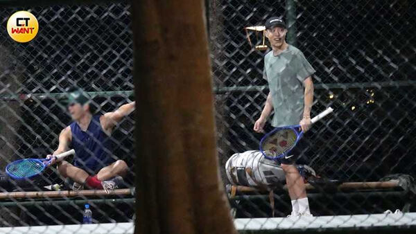 多人運動1/周湯豪深夜男女同樂被拍 公園綠地吞雲吐霧已違法