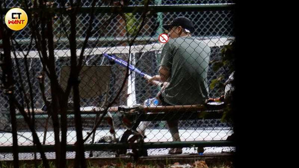 多人運動1/周湯豪深夜男女同樂被拍 公園綠地吞雲吐霧已違法