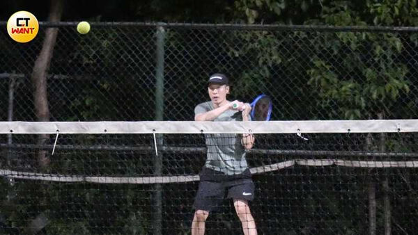 多人運動1/周湯豪深夜男女同樂被拍 公園綠地吞雲吐霧已違法