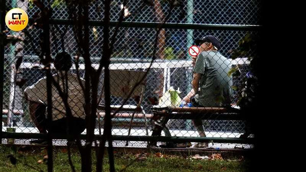 多人運動1/周湯豪深夜男女同樂被拍 公園綠地吞雲吐霧已違法