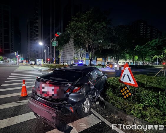 ▲高雄車禍,汽車變換車道撞特斯拉釀2傷。(圖/記者吳世龍翻攝)