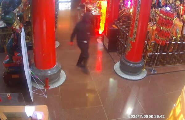 ▲竊賊將珊瑚媽祖身上價值上萬元的金項鍊與珊瑚飾品搜刮一空。(圖/翻攝自Facebook/南方澳(北方澳)進安宮寶石珊瑚媽祖 )