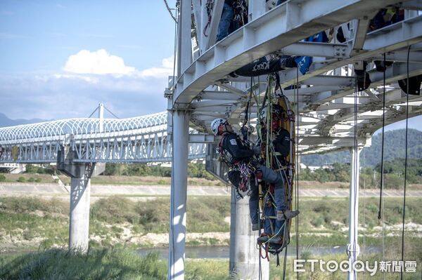 ▲▼2025 GRIMP Taiwan 國際繩索救助邀請賽,在極限考驗中,KRRT隊員們展現了超凡的意志力與專業技術。(圖/記者吳世龍翻攝)