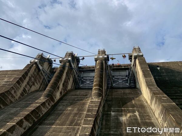 ▲▼2025 GRIMP Taiwan 國際繩索救助邀請賽,在極限考驗中,KRRT隊員們展現了超凡的意志力與專業技術。(圖/記者吳世龍翻攝)