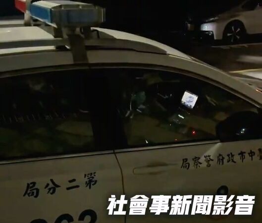 ▲▼台中2名巡邏員警深夜路邊看抖音卻不知被側錄,警局各記2次申誡。(圖/翻自社會事新聞影音)