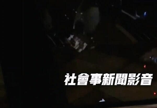 ▲▼台中2名巡邏員警深夜路邊看抖音卻不知被側錄,警局各記2次申誡。(圖/翻自社會事新聞影音)