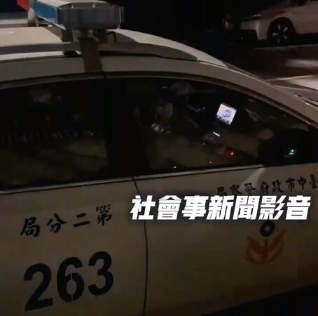 ▲▼台中2名巡邏員警深夜路邊看抖音卻不知被側錄,警局各記2次申誡。(圖/翻自社會事新聞影音)