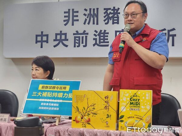 ▲台中市副市長鄭照新、市府圖卡。(圖/記者游瓊華攝)