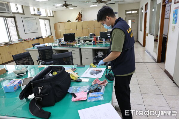 ▲苗栗市貓裏山忠烈祠廣場樹下,今早被發現散落7條黃金條和現金,警方急著尋找失主當中。(圖/記者楊永盛攝)