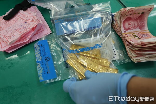 ▲苗栗市貓裏山忠烈祠廣場樹下,今早被發現散落7條黃金條和現金,警方急著尋找失主當中。(圖/記者楊永盛攝)