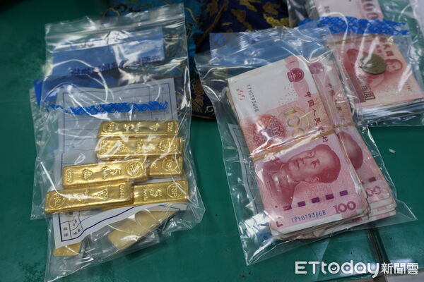 ▲苗栗市貓裏山忠烈祠廣場樹下,今早被發現散落7條黃金條和現金,警方急著尋找失主當中。(圖/記者楊永盛攝)