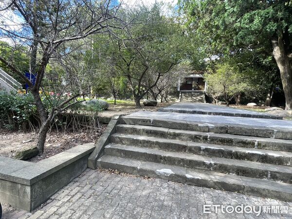 ▲苗栗市貓裏山忠烈祠廣場樹下,今早被發現散落7條黃金條和現金,警方急著尋找失主當中。(圖/記者楊永盛攝)