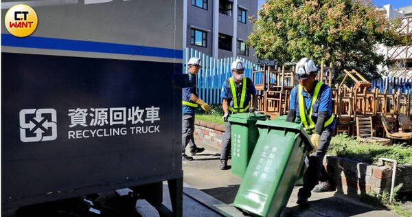 因應廚餘無法餵豬政策,不少地方清潔隊必須撥用他處人力全力支援廚餘清運,像竹北市公所就調度一台資源回收車用以備援清運校園廚餘。(圖/周志龍攝)
