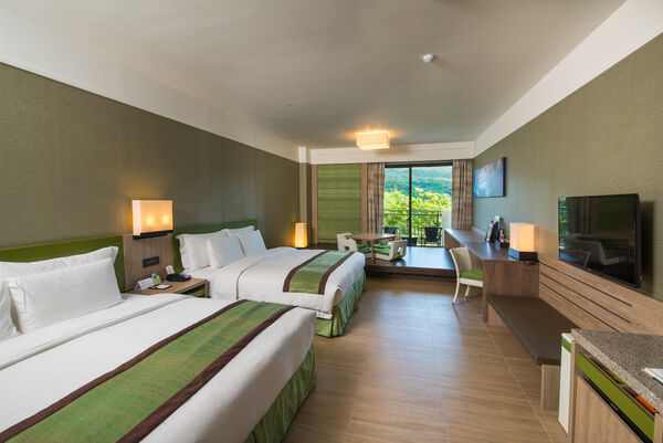 ▲福容福隆店推出萬元住房專案,雙人入住精緻和洋客房三天兩夜,另贈萬元折扣券組。(圖/業者提供)