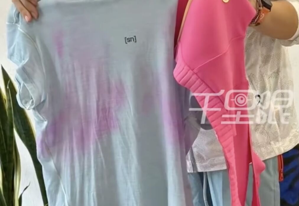 ▲杭州一名女子穿著新買的運動內衣長跑,沒想到內衣竟直接褪色染到外衣。(圖/翻攝搜狐新聞)