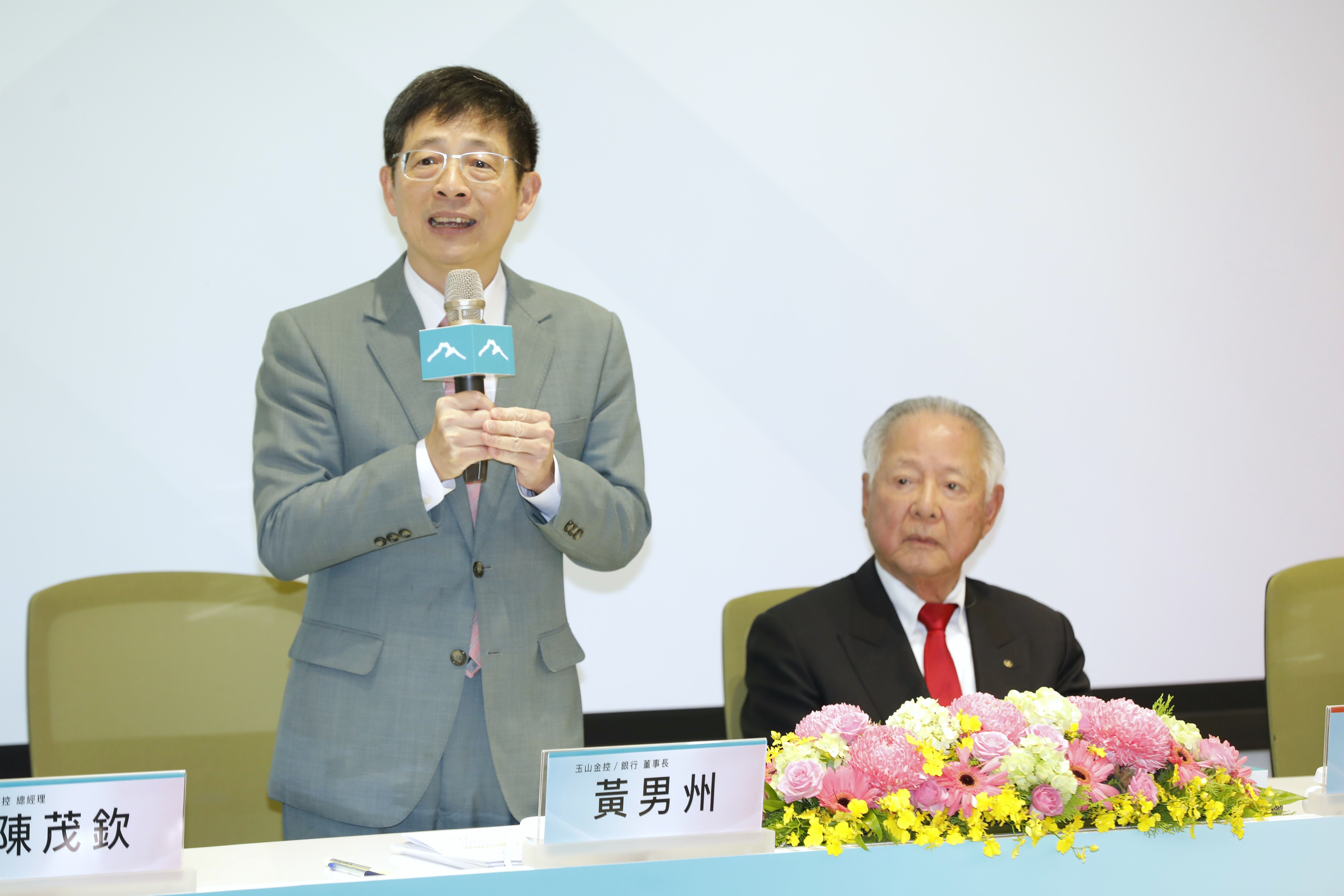 玉山金控三商人壽就併購一事召開聯合記者會,左起:玉山金控財務長程國榮、玉山金控總經理陳茂欽、玉山金控董事長黃男州、三山人壽董事長翁肇喜、三商人壽總經理陳宏昇出席。照片已上傳後台。