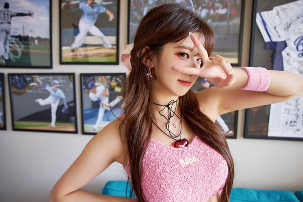 ▲▼啦啦隊女神李珠珢首本影像紀實《FIGHT FOR ALL 李珠珢的主場日記》。(圖/尖端出版提供)